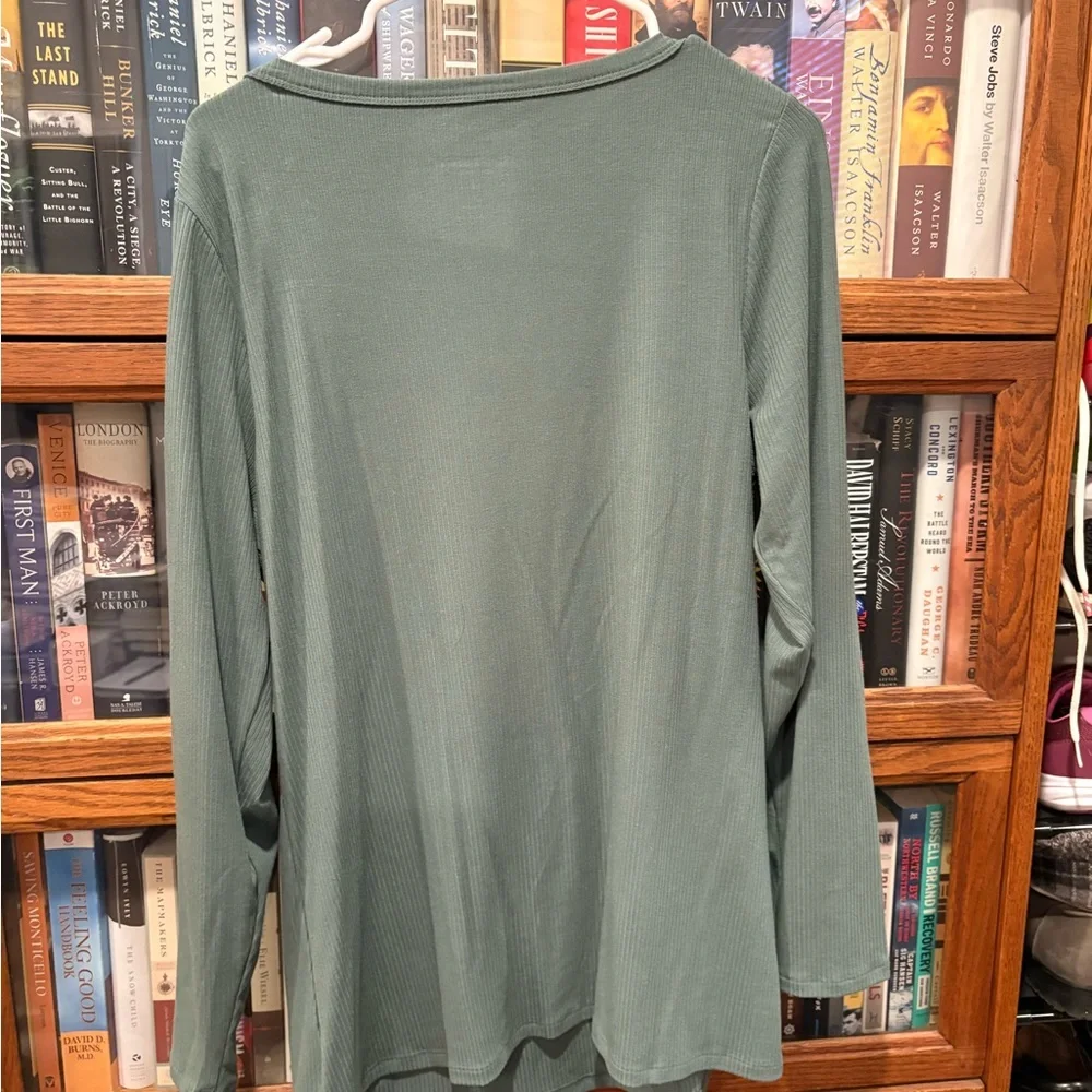 Torrid Long Green Sleeve Tee NWT - Picture 2 of 7